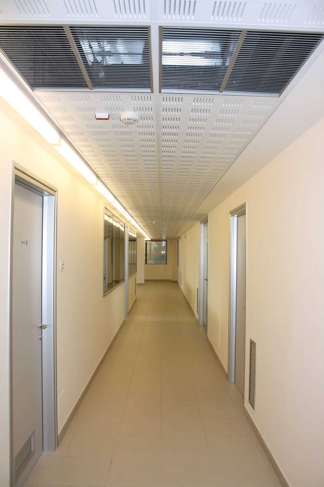 Diffusori d'aria installati in un ufficio